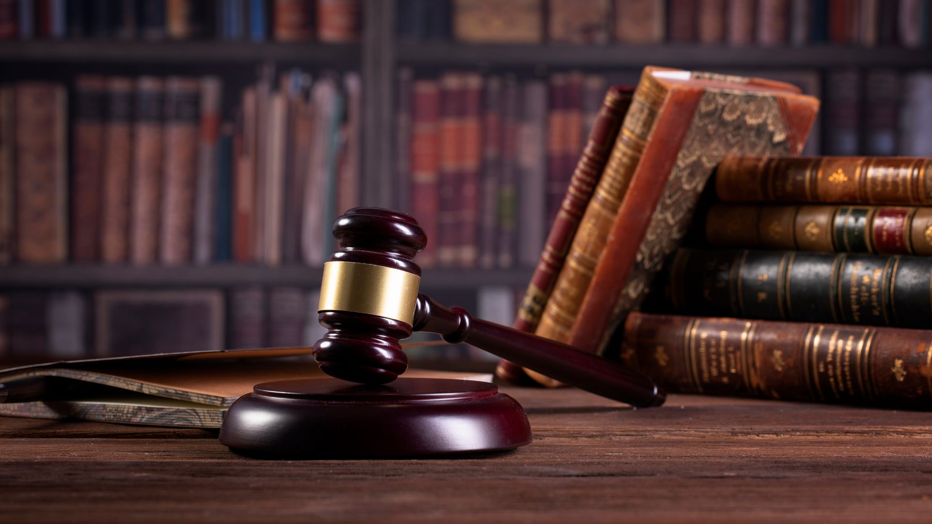 Marteau de juge posé sur un bureau en bois
