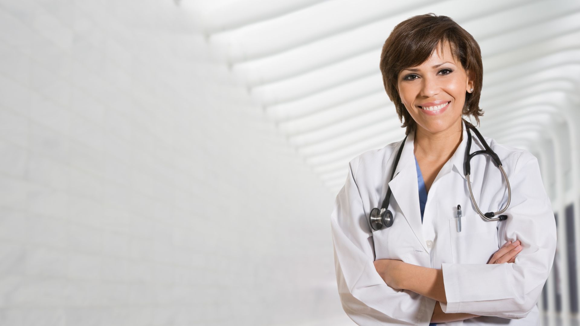 Médecin en blouse blanche avec stéthoscope